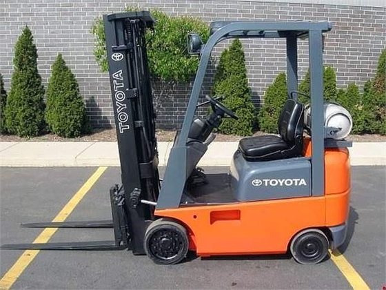 A Toyota 7FGCU15 forklift outside in a parking lot in broad daylight